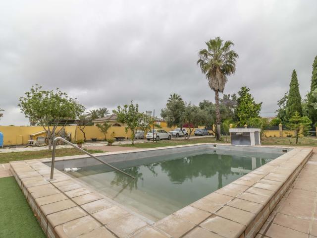 Casa en venta en Carmona. CASA INDEPENDIENTE CON PISCINA A LA VENTA EN URBANIZACION CAMPOSOL DE CARMONA. Casas.