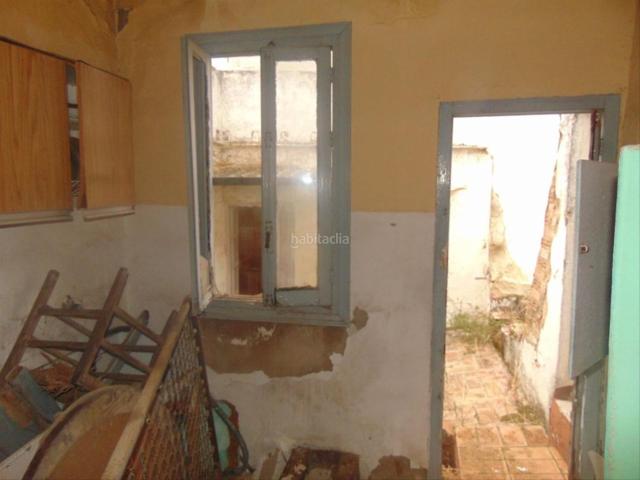 Casa en venta en Carmona. Casa para rehabilitar en el Casco Antiguo de Carmona.Una oportunidad única para crear la vivienda de tus sueños!Esta propiedad cue. Casas.
