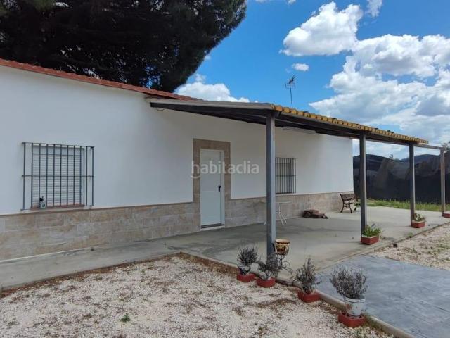 Casa en venta en Carmona. Chalet independiente en la Urbanización Santa Fé. Casas.