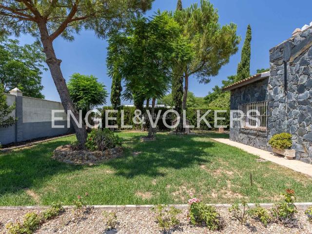 Casa en venta en Carmona. Descubra el lujo sereno en Carmona villa luminosa de 5 dormitorios con terraza de 120 m, jardín privado, piscina tipo resort, ch. Casas.