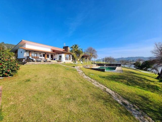 Casa en venta en Caravia. Chalet sobre la ría en el Puntal, Villaviciosa. Casas.