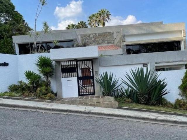 Casa en Venta en Caracas El Hatillo Distrito Federal 1830 m2. 4 hab