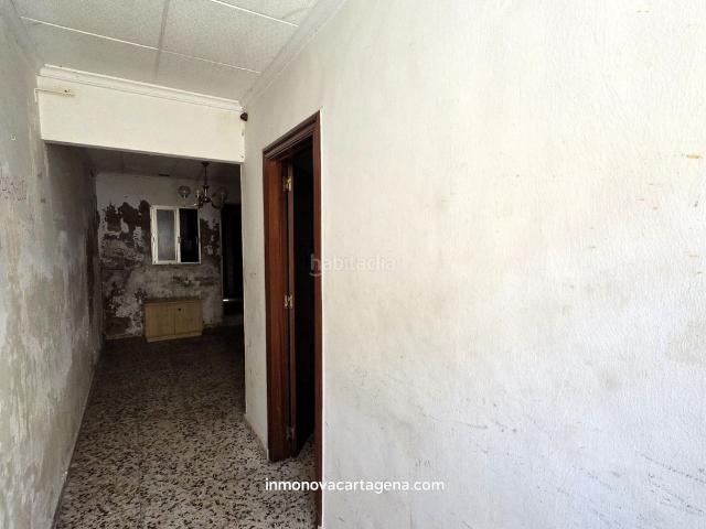 Casa en venta en Cartagena, Barrio Peral San Félix. ¿Buscas la comodidad de vivir sin escaleras? Esta planta baja en Los Barreros es la oportunidad que estabas esperando. Casas.