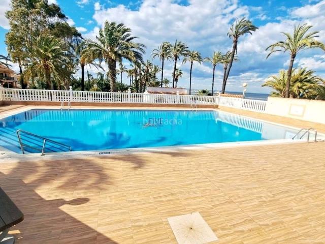 Casa en venta en Cartagena, Los Urrutias. Bungaló de 2 dormitorios y 1 baño con orientación suroeste bellamente renovado, con solárium privado y piscina comunitaria en Los. Casas.
