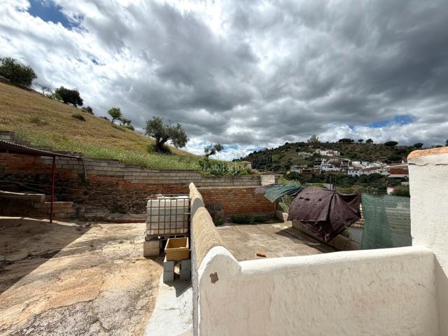 Casa en venta en Cártama, Gibralgalía. Vivienda urbana con terreno y gran porche en Sierra de Gibralgalia. Casas.