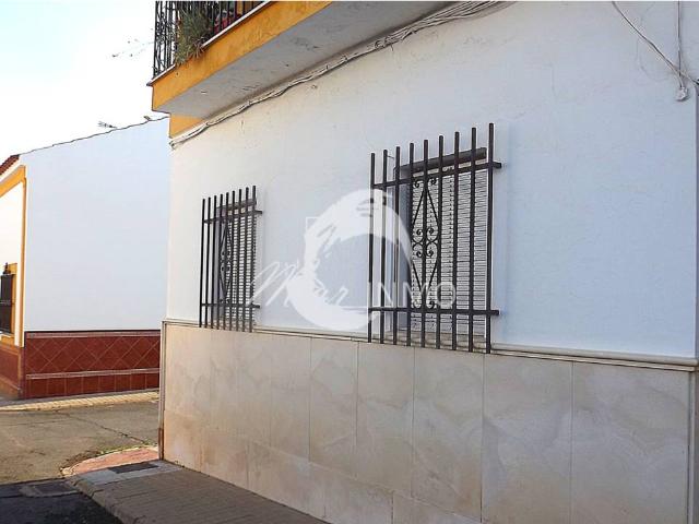 Casa en venta en Cartaya con amplias estancias y garaje