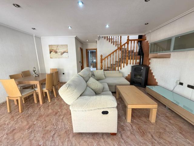 Casa en venta en Catral. Dúplex con 216 m² construidos, sótano para varios vehículos y una distribución pensada para disfrutar de cada espacio. Casas.