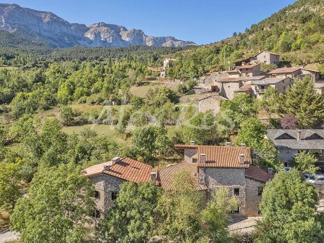 Casa en venta en Cava. CASA ESQUINERA EN PEQUEÑA COMUNIDAD. Casas.