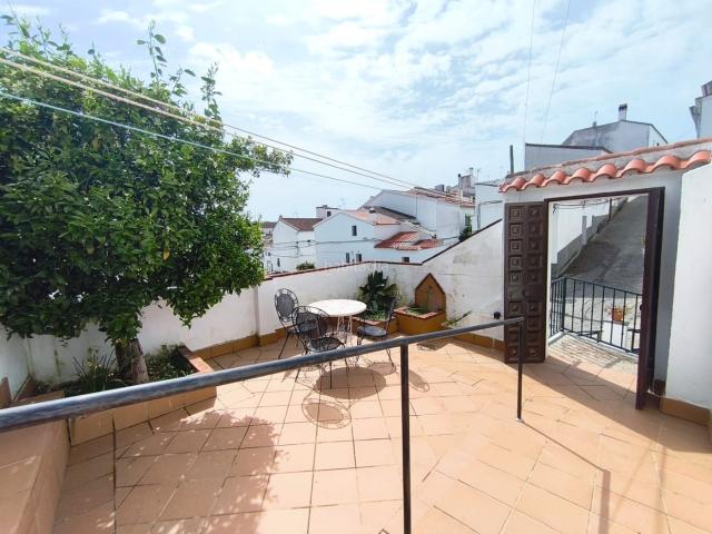 Casa en venta en Cazalla de la Sierra. * Oportunidad única de casa de pueblo haciendo esquina en Cazalla de la Sierra con gran patio terreno trasero*. Casas Cazalla de la.