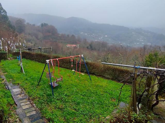 Casa en venta en Cañiza A. NEXO Vigo inmobiliaria REF:3925.Casa de tres plantas construida en una parcela de 2400 M2,en un entorno rural con impresionantes. Casas Cañiza.