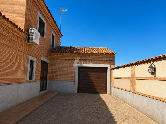 Casa en venta en Cedillo del Condado. CHALET INDEPENDIENTE DE ALTO NIVEL CON PISCINA PRIVADA EN UNA DE LAS MEJORES ZONAS DE CEDILLO DEL CONDADO. Casas Cedillo del.