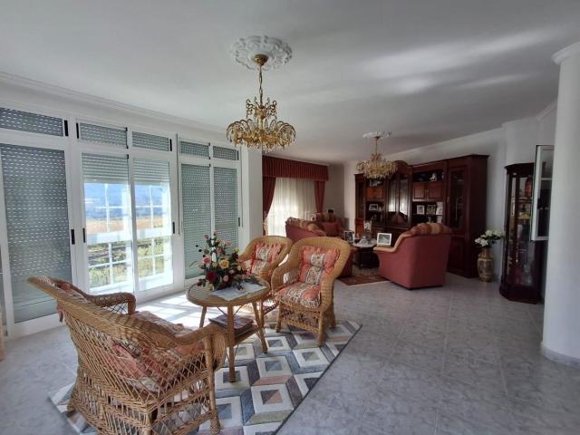 Casa en venta en Cenlle. Chalet con viñedo opcional en Cenlle, listo para entrar a vivir a 10 min Ribadavia. Casas.