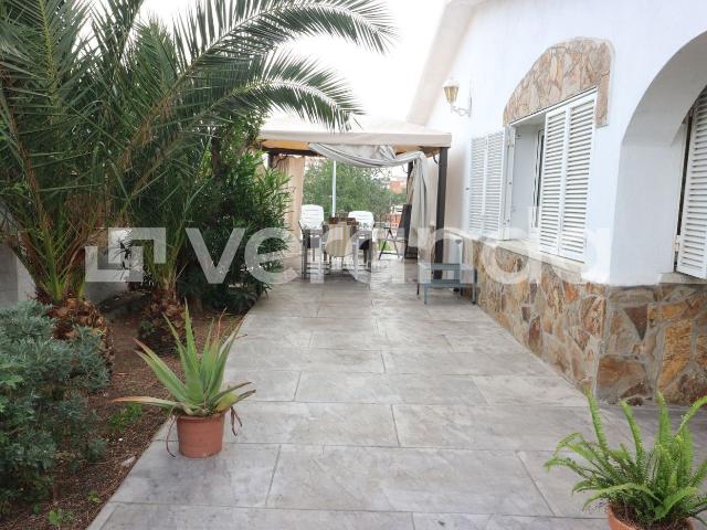 Casa en venta en Cerdanyola del Vallès, Centre Cordelles. CASA AISLADA ZONA CENTRO. Casas Cerdanyola del.
