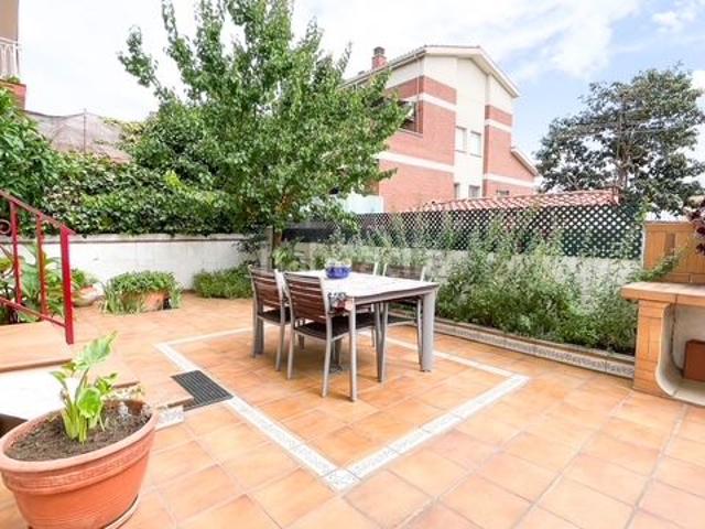 Casa en venta en Cerdanyola del Vallès, Serraparera. CASA SEMI ESQUINERA. Casas Cerdanyola del.
