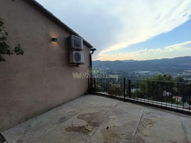 Casa en venta en Cervelló. Bonita casa con jardín. Casas.