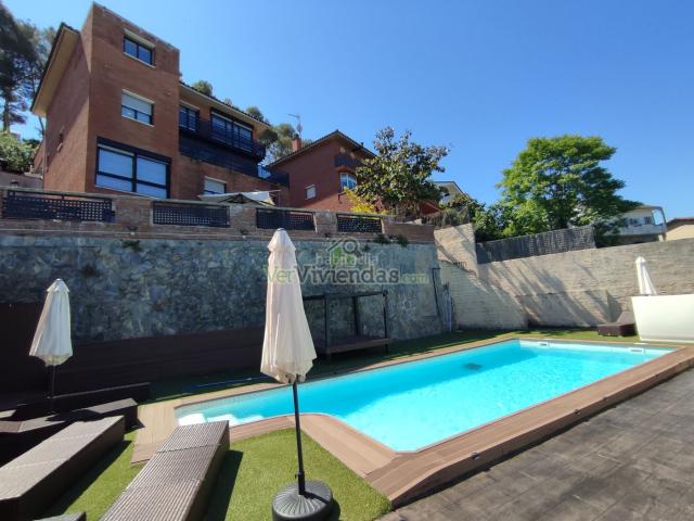 Casa en venta en Cervelló. Preciosa casa con piscina y vistas. Casas.