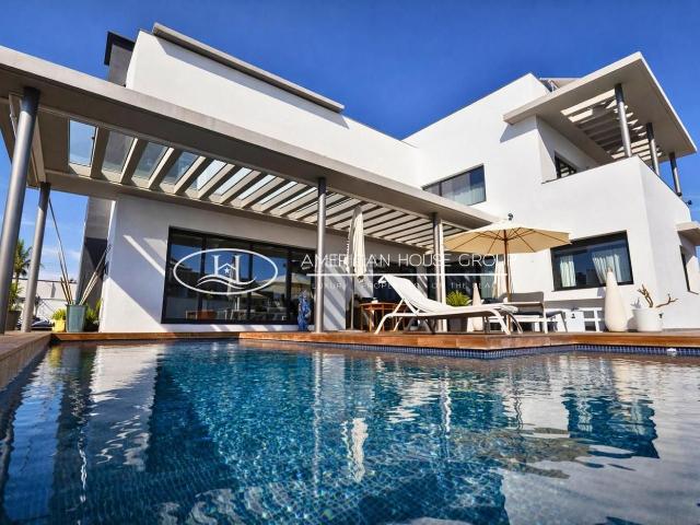 Casa en venta en Chiclana de la Frontera, Los Gallos. Exclusivo Chalet de Diseño Contemporáneo con Piscina en Venta en Los Gallos, Chiclana de la Fra. Cádiz. Casas Chiclana de la.
