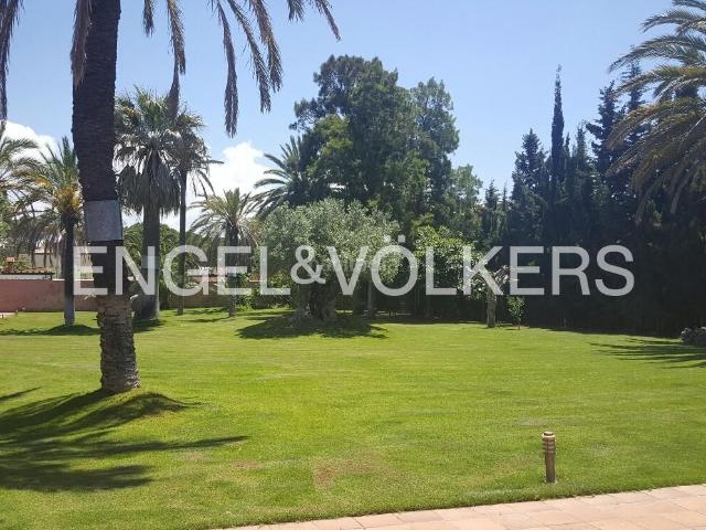 Casa en venta en Chiclana de la Frontera, Los Gallos. Oasis de Privacidad y Elegancia Junto al Mar en Chiclana de la Frontera. Casas Chiclana de la.