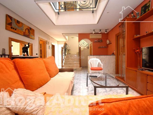 Casa en venta en Chilches. AMPLIA CASA REFORMADA CON 3 TERRAZAS, BALCÓN Y DOBLE GARAJE. Casas.