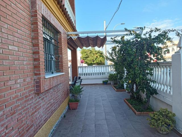 Casa en venta en Chipiona, Santuario. Amplia casa en Playa de Regla, 5 dormitorios, jardín privado y parking para 2 coches. Ideal para disfrutar en familia. Ven a visit. Casas.
