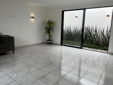 Casa en venta en Cholula, Puebla, con roof garden, seguridad privada
