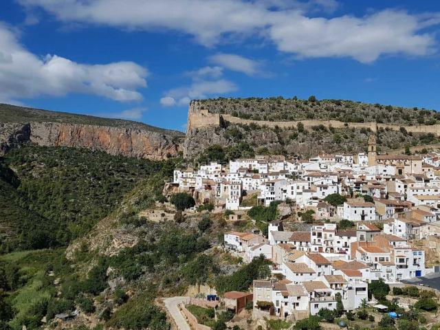 Casa en venta en Chulilla. ESPECTACULAR CASA DE PUEBLO en venta, situada en el casco antiguo de Chulilla, en la serranía de Valencia. La vivienda cuenta con. Casas.