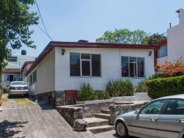 Casa en Venta en Ciudad Satélite: Amplia y con Gran Potencial