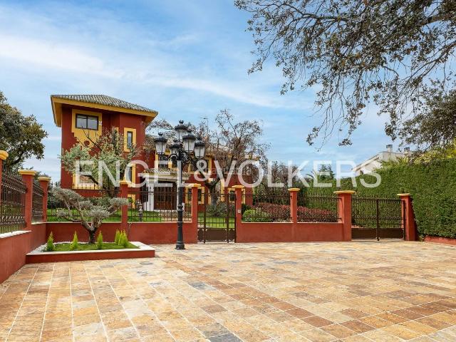 Casa en venta en Ciudalcampo. Espectacular villa con patio andaluz en Ciudalcampo. Casas.