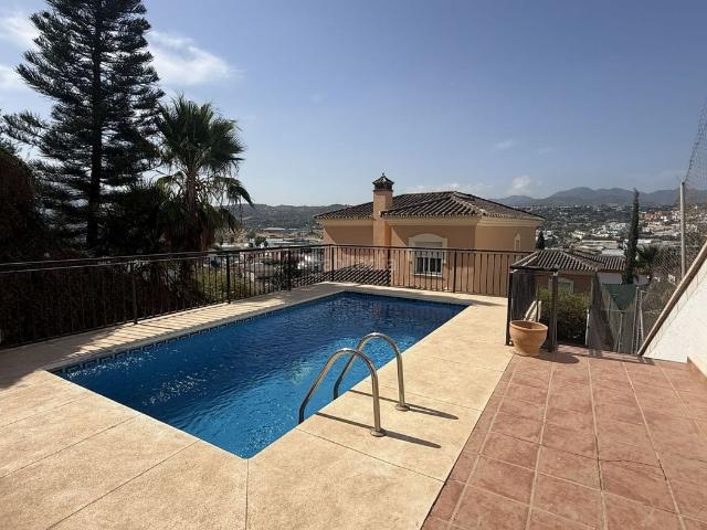 Casa en venta en Coín. Amplia villa familiar en Coín con varias terrazas, piscina elevada y vistas al valle, situada cerca de colegios y servicios. REF V. Casas.