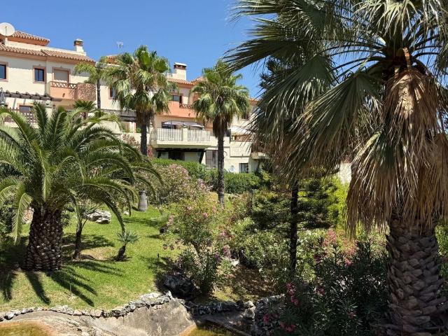 Casa en venta en Coín. Hermosa casa adosada de tres pisos con alojamiento para invitados y piscina comunitaria cerca de Coín. REF TH5440375. Casas.