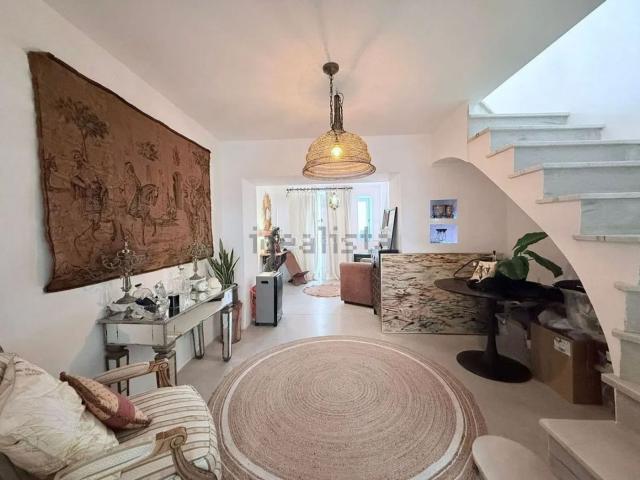 Casa en venta en Coín. Nuevo en el mercado Impresionante casa adosada renovada en una ubicación céntrica excepcional. Casas.