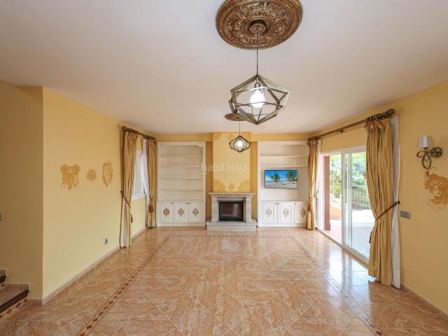 Casa en venta en Coín. Villa independiente de lujo con vistas a la montaña. Casas.