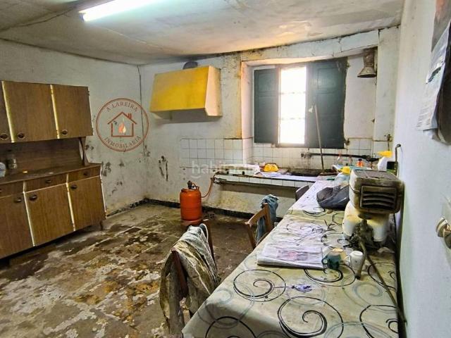 Casa en venta en Coirós. Oportunidad única para crear la casa de tus sueños en un entorno tranquilo y con gran potencial a 27 minutos del centro de A Coruñ. Casas.