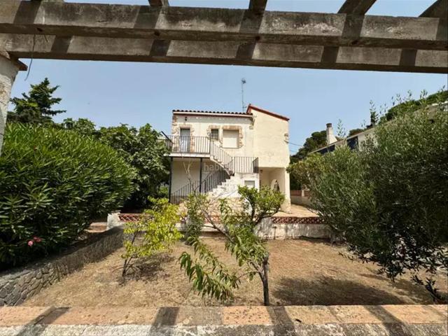 Casa en venta en Colera Costa Brava. Casa unifamiliar con amplio jardín en Colera. Casas.