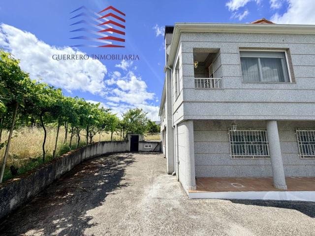 Casa en venta en Coles. VENTA DE CASA DE PIEDRA CON GRAN FINCA, JARDÍN Y VIÑEDOS, GARAJE EN COLES A SOLO 10 MINUTOS DE OURENSE 275.000. Casas.