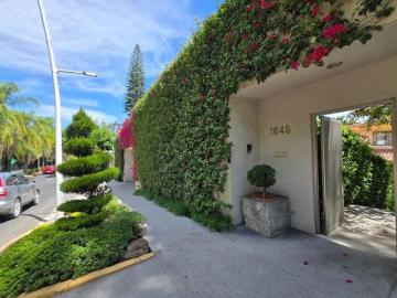 Casa en Venta en Colinas de San Javier con Amplio Jardín y Gran Terreno