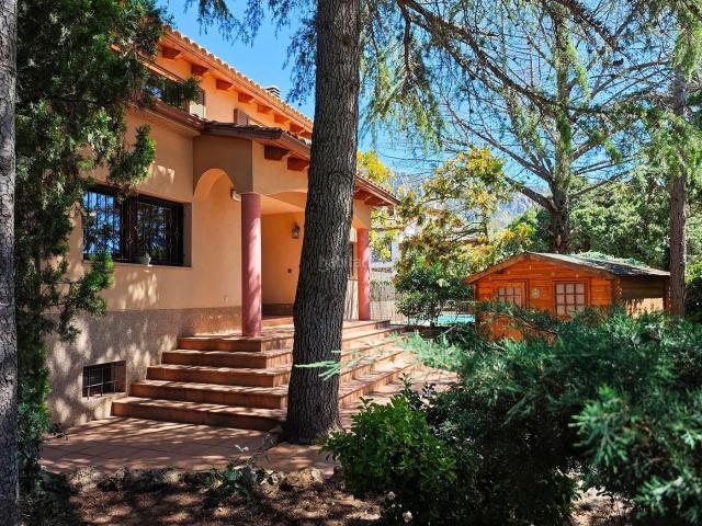 Casa en venta en Collbató. Casa exclusiva a 4 vents a Collbató amb piscina i vistes a Montserrat. Casas.