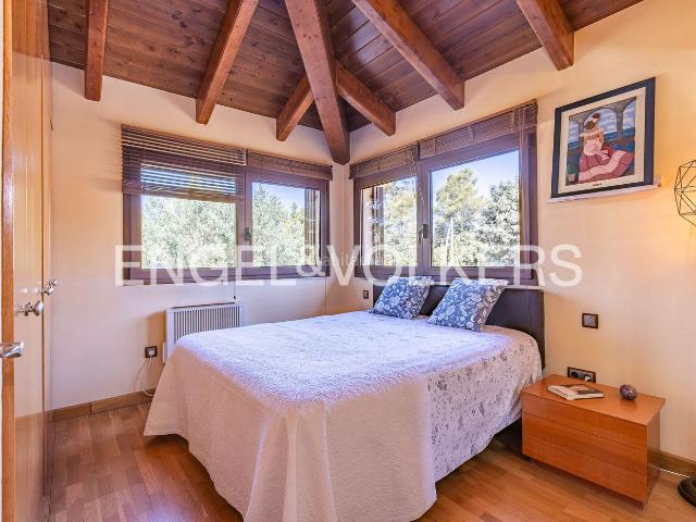 Casa en venta en Collbató. Descubre tu refugio exclusivo en Collbató con jardín y piscina. Casas.