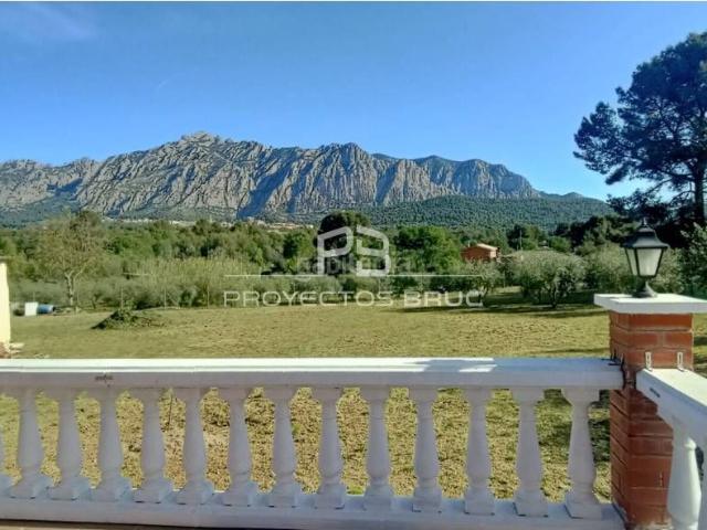Casa en venta en Collbató. En Collbató Oportunidad ! Casa con espectaculares vistas a Montserrat con terreno rústico. Casas.