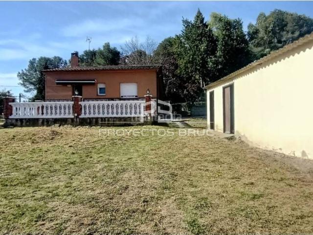 Casa en venta en Collbató. En Collbató en Can Guineu Casa con espectaculares vistas a Montserrat con terreno rústico Contáctenos para visitar. Casas.