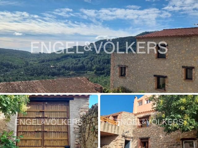 Casa en venta en Colldejou. Casa de piedra con hermoso jardín en Colldejou. Casas.