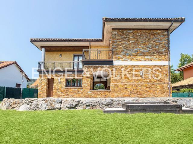 Casa en venta en Colunga. Elegante chalet a 1,4 km de la playa de La Griega. Casas.