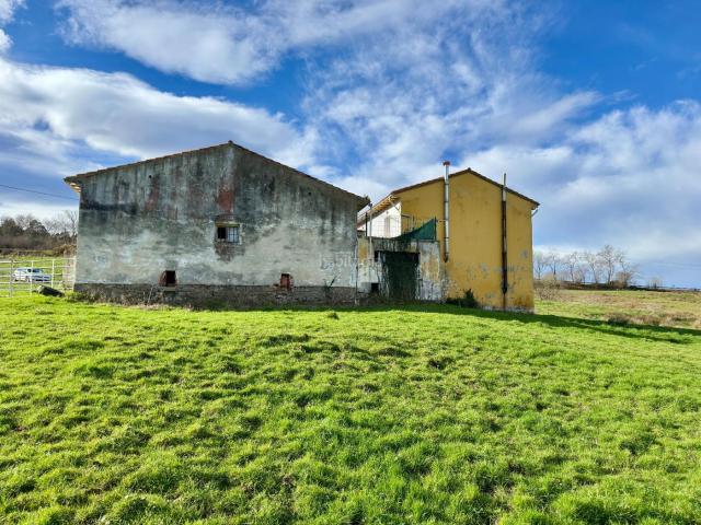 Casa en venta en Comillas. CASA, CUADRA Y TERRENO EN COMILLAS. Casas.