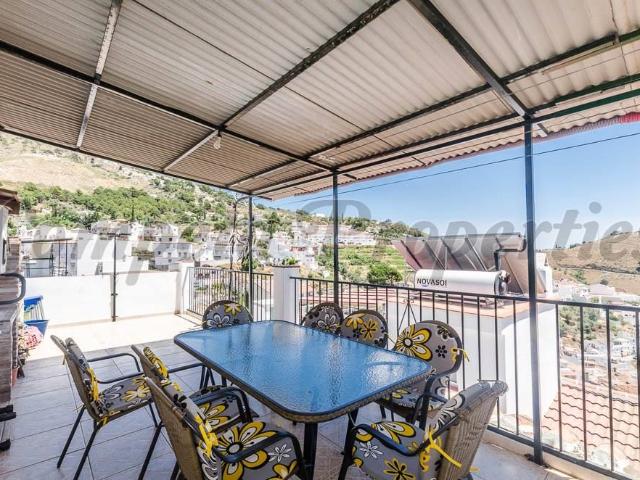 Casa en venta en Cómpeta. Casas.