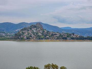 CASA EN VENTA EN CONDOMINIO CON VISTA AL LAGO EN VALLE DE BRAVO