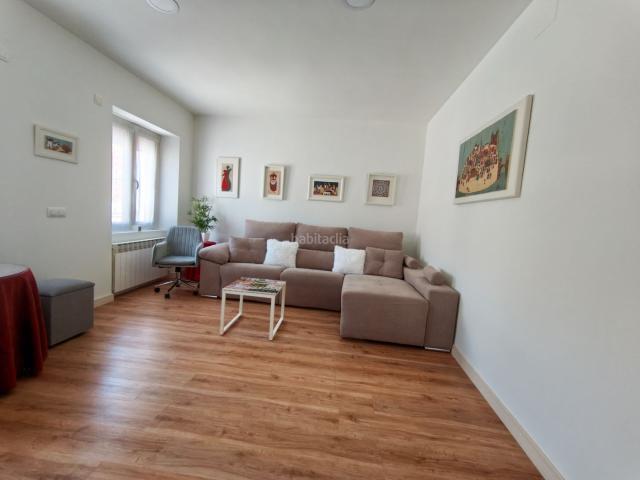 Casa en venta en Consuegra. Casa baja totalmente reformada con patio, solárium y salida a dos calles en Consuegra. Casas.