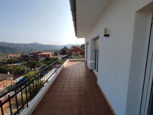 Casa en venta en Corbera de Llobregat. Espectacular casa con jardín. Casas Corbera de.