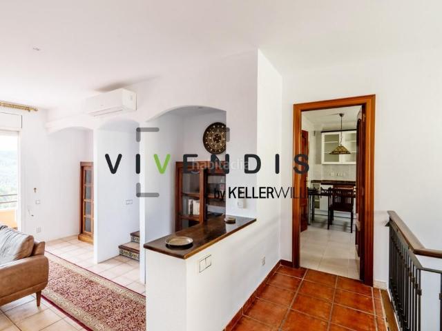 Casa en venta en Corbera de Llobregat. Hay casas que impresionan por sus metros. Esta enamora por cómo invita a vivirlos. Casas Corbera de.