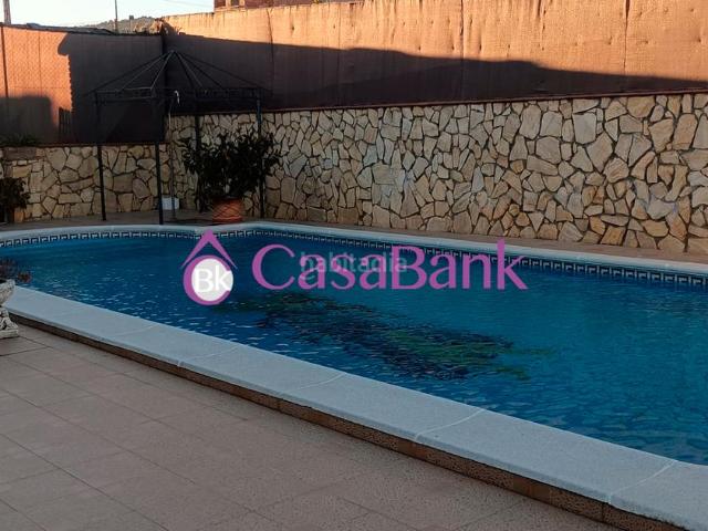 Casa en venta en Córdoba, Alcolea. Ref. 28057 Zona Encinares de Alcolea, preciosa casa de dos plantas +sotano como cochera REFORMADA Y AMUEBLADA, con piscina, gran. Casas.