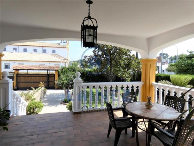 Casa en venta en Córdoba, El Brillante El Naranjo El Tablero. Este casa chalet se encuentra en Córdoba, Córdoba, situado en el distrito de Cordoba. Es un casa chalet soleado que tiene 900.